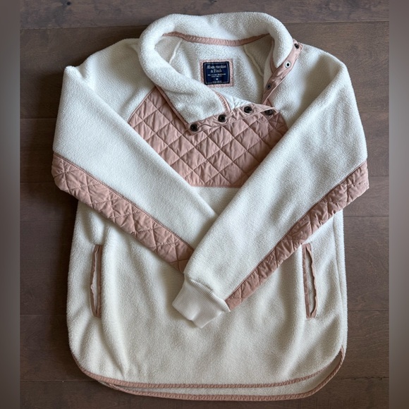 Abercrombie & Fitch Asymmetrical Snap-up Quilted Fleece Pullover - Picture 4 of 10